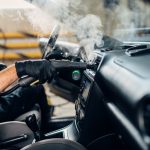 درخشش داخل ماشین با بخار